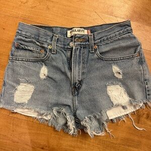 Levi’s women’s light wash high waisted denim shorts - like new